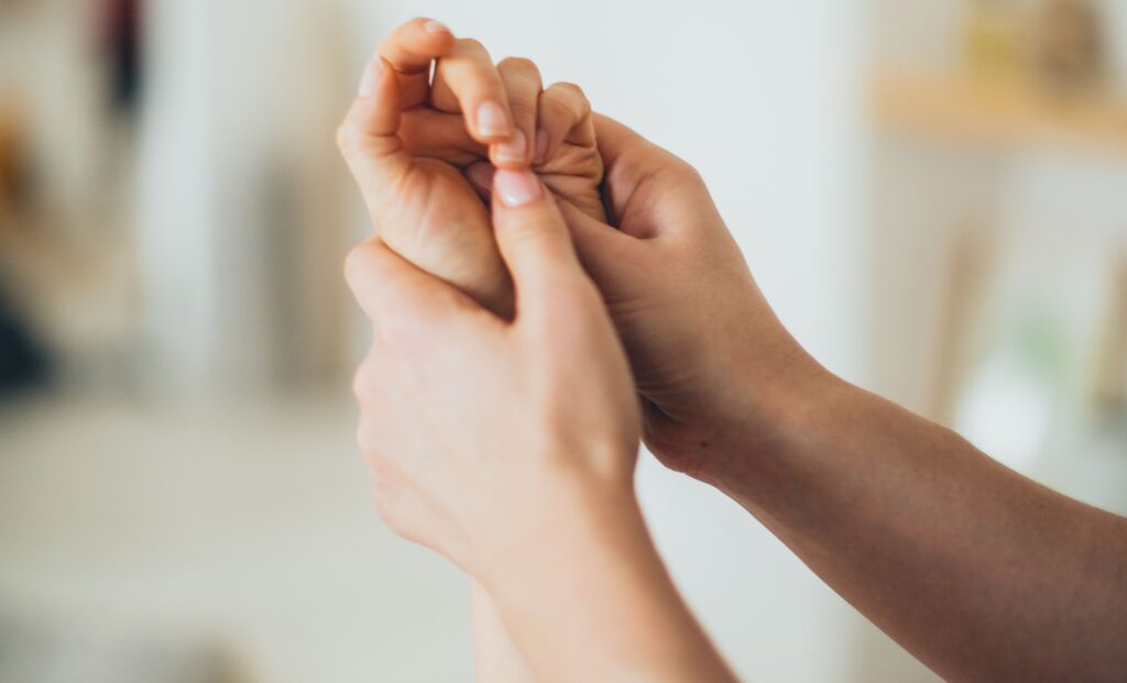 Photo de Elina Fairytale: https://www.pexels.com/fr-fr/photo/mains-se-detendre-se-reposer-porter-3865552/